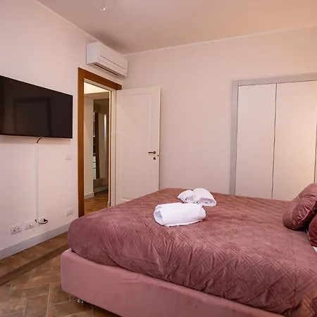 Deluxe Spanish Steps Apartment